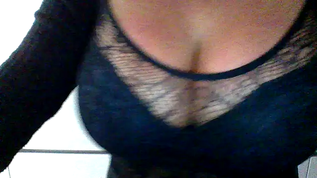 Snapshot of cleo094 chatting on 5, 12, 2025 cleo094 online show from 5, 12, 2025