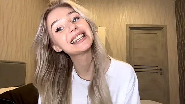 Snapshot of MoonlitCrystalia chatting on 11, 11, 2025 MoonlitCrystalia online show from 11, 11, 2025