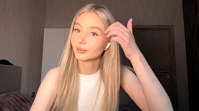 Snapshot of MoonlitCrystalia chatting on 16, 11, 2025 MoonlitCrystalia online show from 16, 11, 2025