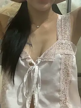 Snapshot of Tiny-122 chatting on 26, 11, 2025 Tiny-122 online show from 26, 11, 2025