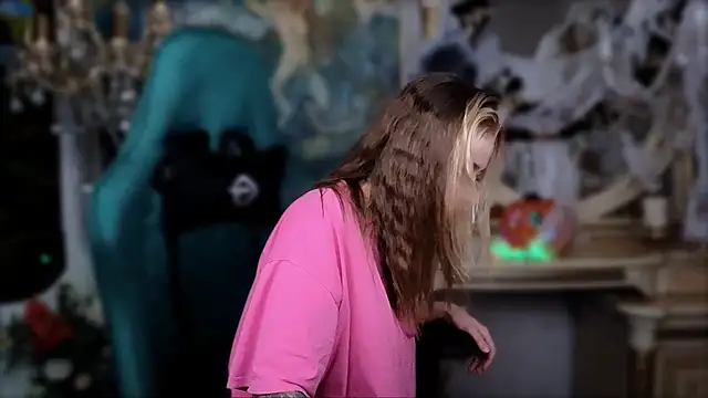 LeilaUvrays online show from 11, 11, 2025