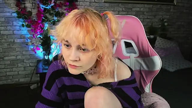 Snapshot of Awawrin chatting on 3, 12, 2025 Awawrin online show from 3, 12, 2025