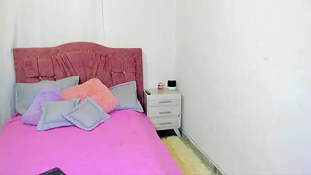 yourlatina emely online show from 5, 3, 2026