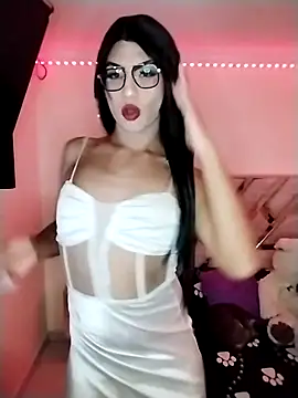 Lauragomezz online show from 19, 11, 2025
