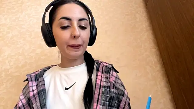 Snapshot of CindyFlowers chatting on 14, 11, 2025 CindyFlowers online show from 14, 11, 2025