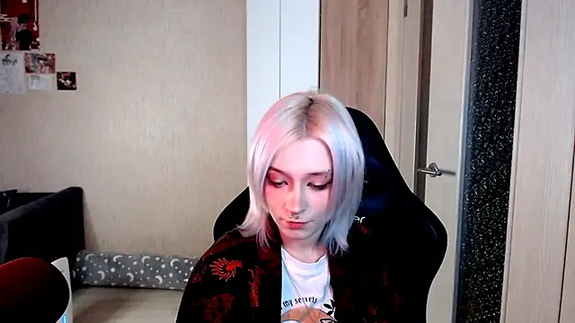 SophiaLur online show from 4, 12, 2025