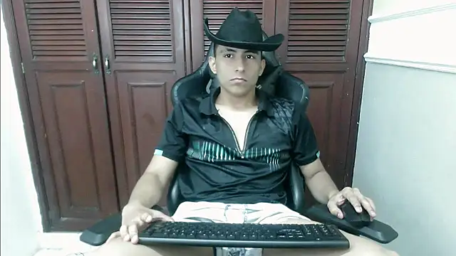 Snapshot of dannyt_hot chatting on 18, 11, 2025 dannyt hot online show from 18, 11, 2025