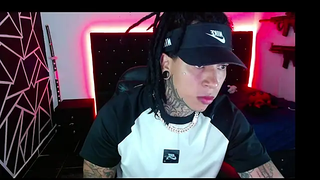 Snapshot of Zero-X9 chatting on 18, 11, 2025 Zero-X9 online show from 18, 11, 2025