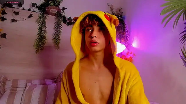 Snapshot of Twinkk_Guy chatting on 17, 11, 2025 Twinkk Guy online show from 17, 11, 2025