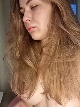 Snapshot of glossbaby chatting on 18, 11, 2025 glossbaby online show from 18, 11, 2025