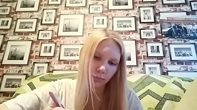 Snapshot of EvieBaggette chatting on 20, 11, 2025 EvieBaggette online show from 20, 11, 2025