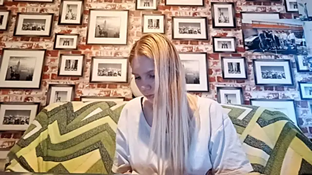 Snapshot of EvieBaggette chatting on 24, 11, 2025 EvieBaggette online show from 24, 11, 2025