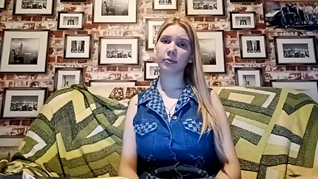 Snapshot of EvieBaggette chatting on 25, 11, 2025 EvieBaggette online show from 25, 11, 2025