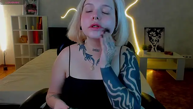 Snapshot of shadow__purrr chatting on 19, 11, 2025 shadow purrr online show from 19, 11, 2025