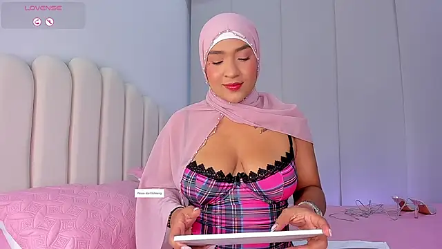 Snapshot of Amira-Zahra chatting on 17, 6, 2026 Amira-Zahra online show from 17, 6, 2026