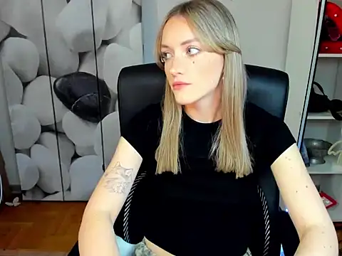 Snapshot of EvelynBlond chatting on 27, 11, 2025 EvelynBlond online show from 27, 11, 2025