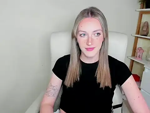 Snapshot of EvelynBlond chatting on 28, 11, 2025 EvelynBlond online show from 28, 11, 2025