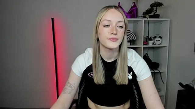 Snapshot of EvelynBlond chatting on 10, 3, 2026 EvelynBlond online show from 10, 3, 2026