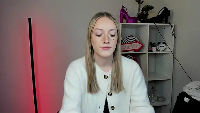 Snapshot of EvelynBlond chatting on 20, 3, 2026 EvelynBlond online show from 20, 3, 2026