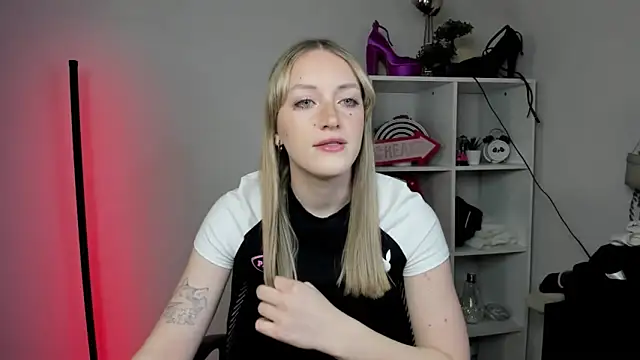 Snapshot of EvelynBlond chatting on 26, 3, 2026 EvelynBlond online show from 26, 3, 2026