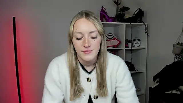 Snapshot of EvelynBlond chatting on 26, 3, 2026 EvelynBlond online show from 26, 3, 2026