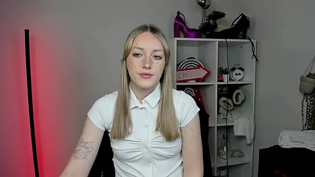 Snapshot of EvelynBlond chatting on 27, 3, 2026 EvelynBlond online show from 27, 3, 2026