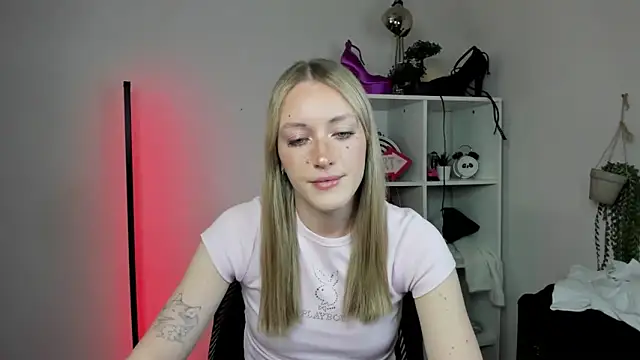 Snapshot of EvelynBlond chatting on 30, 3, 2026 EvelynBlond online show from 30, 3, 2026