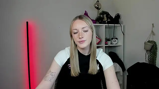 Snapshot of EvelynBlond chatting on 1, 4, 2026 EvelynBlond online show from 1, 4, 2026