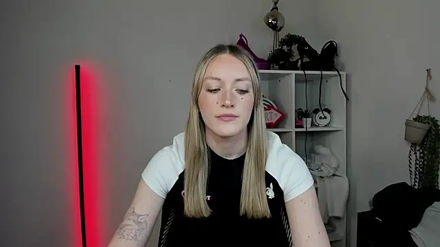 Snapshot of EvelynBlond chatting on 2, 4, 2026 EvelynBlond online show from 2, 4, 2026