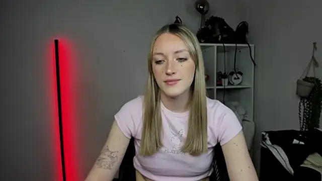 Snapshot of EvelynBlond chatting on 3, 4, 2026 EvelynBlond online show from 3, 4, 2026