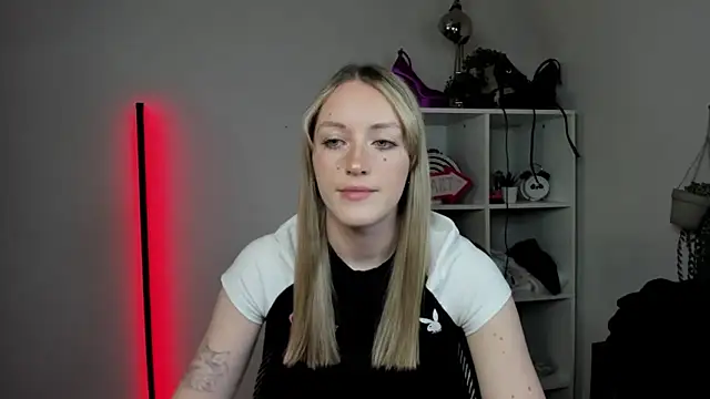 Snapshot of EvelynBlond chatting on 7, 4, 2026 EvelynBlond online show from 7, 4, 2026