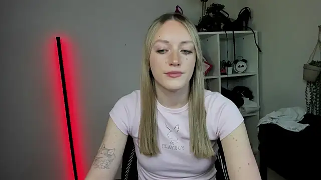 Snapshot of EvelynBlond chatting on 13, 4, 2026 EvelynBlond online show from 13, 4, 2026