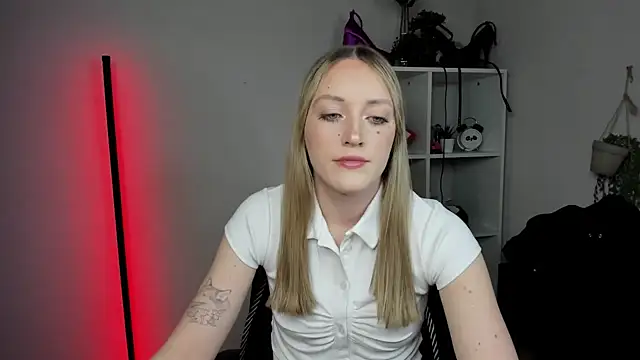 Snapshot of EvelynBlond chatting on 15, 4, 2026 EvelynBlond online show from 15, 4, 2026