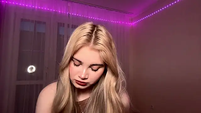 Snapshot of KarissaBoisse chatting on 21, 11, 2025 KarissaBoisse online show from 21, 11, 2025