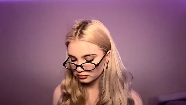 Snapshot of KarissaBoisse chatting on 29, 11, 2025 KarissaBoisse online show from 29, 11, 2025