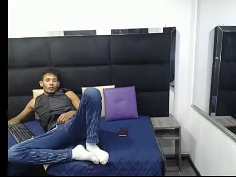 Snapshot of Straight_latinX chatting on 30, 11, 2025 Straight latinX online show from 30, 11, 2025