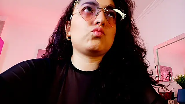 Roxxie saenz   online show from 25, 11, 2025