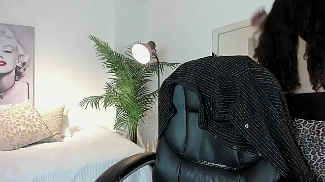 Roxxie saenz   online show from 27, 11, 2025