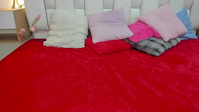 mask red girl online show from 27, 3, 2026