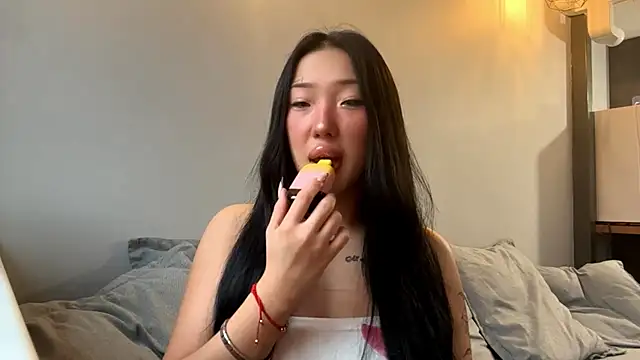 Snapshot of EIeniVanwart chatting on 26, 11, 2025 EIeniVanwart online show from 26, 11, 2025