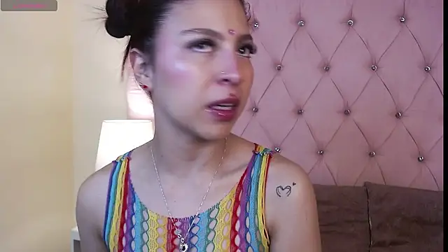 Snapshot of Hillary_Thomson chatting on 24, 11, 2025 Hillary Thomson online show from 24, 11, 2025