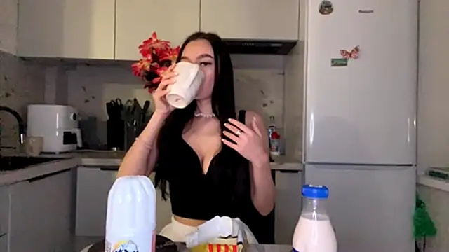 Snapshot of KristaLarmon chatting on 29, 11, 2025 KristaLarmon online show from 29, 11, 2025