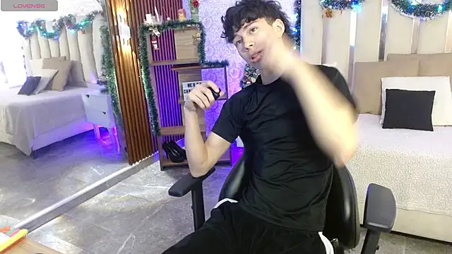 Snapshot of kaelwolf_tay chatting on 24, 11, 2025 kaelwolf tay online show from 24, 11, 2025