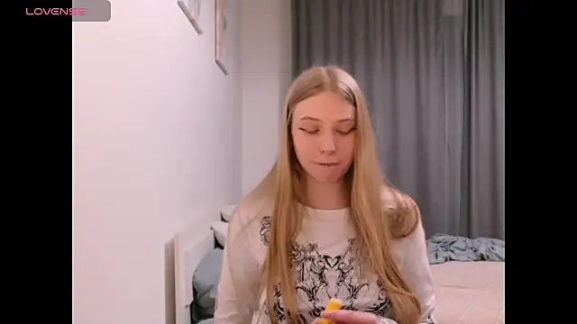 Snapshot of _Milana_Sparkl75_ chatting on 3, 12, 2025 Milana Sparkl75 online show from 3, 12, 2025