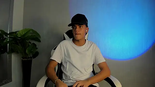 Snapshot of Isaac_Collins_ chatting on 2, 12, 2025 Isaac Collins online show from 2, 12, 2025