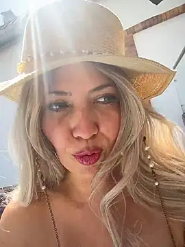 Snapshot of IsaSantoDomingo chatting on 1, 12, 2025 IsaSantoDomingo online show from 1, 12, 2025