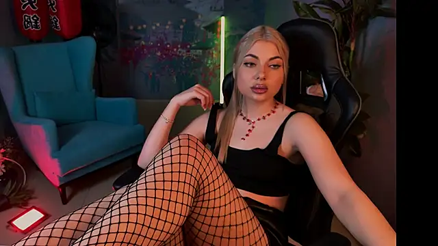 Snapshot of HyileyClark chatting on 27, 11, 2025 HyileyClark online show from 27, 11, 2025