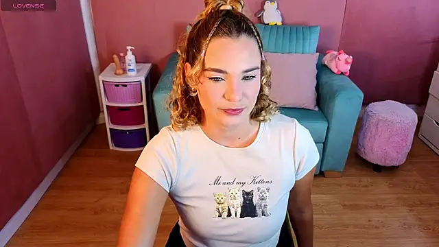 Snapshot of AdharaWo chatting on 4, 12, 2025 AdharaWo online show from 4, 12, 2025