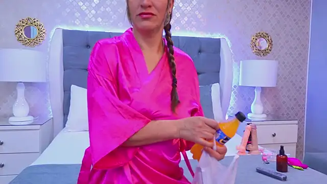 Snapshot of KeylaTompson chatting on 2, 12, 2025 KeylaTompson online show from 2, 12, 2025