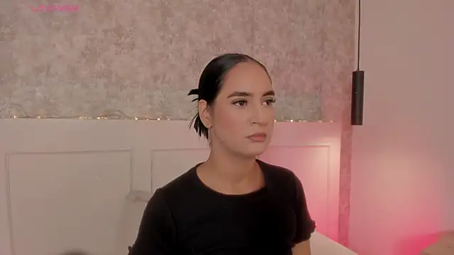 Snapshot of Emily_luve chatting on 26, 6, 2026 Emily luve online show from 26, 6, 2026